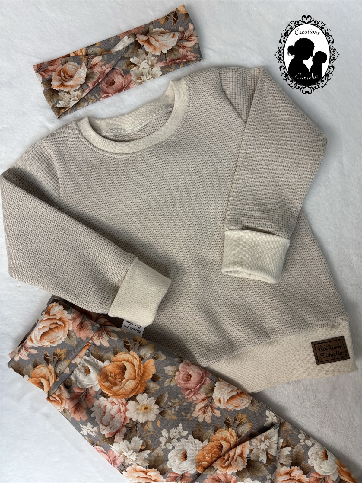 Ensemble gaufré crème et roses romantiques